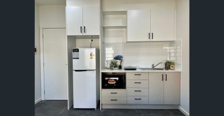 FULLY Furnished Studio Room in perfect location! - Photo 4