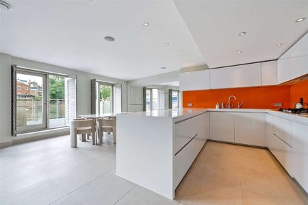 Superb furnished apartment in outstanding riverfront location with views to Windsor Castle over the River Thames. - Photo 4