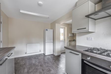 2 bedroom semi-detached house to rent - Photo 5