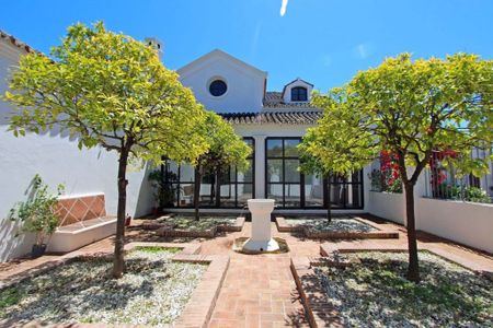 6 bedroom luxury Villa for rent in San Pedro de Alcántara, Spain - Photo 5