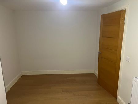 2 Bed Flat, High Road Ilford, IG1 - Photo 3