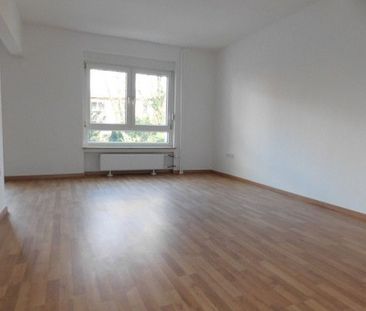 Sehr schöne 2-Zimmerwohnung im 3. OG mit Balkon und Laminat in zent... - Foto 1