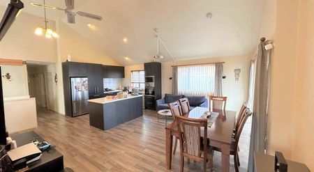 Beautiful 4 Bedroom House in Blockhouse Bay - Photo 4