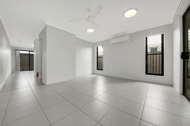 :: MODERN HOME IN CONVENIENT LOCATION! - Photo 1