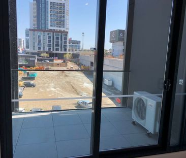 Stunning 1Br Top Floor Podium Apartment in Footscray! - Photo 3