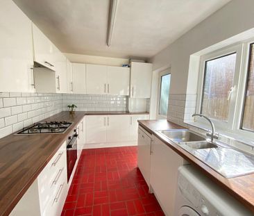 4 bedroom semi-detached house to rent - Photo 1