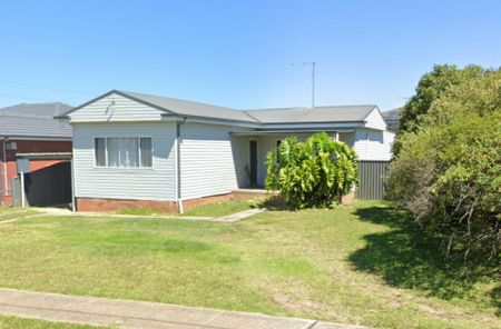 Neat And Tidy 3 Bedroom Home With A Sunroom!! - Photo 3