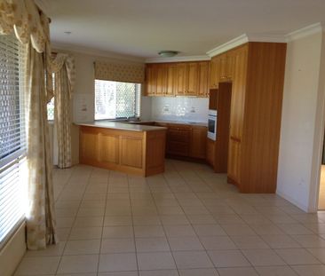 SPACIOUS LOWSET BRICK HOME - Photo 6