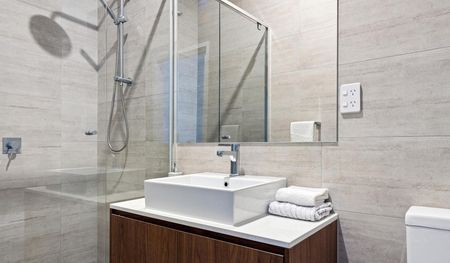 3 Bedroom Townhouse with Own Street Front and solar power - Photo 3