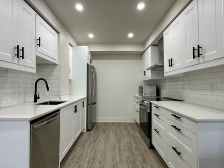 Mercier : Logement de 3 chambres+bureau et cour exclusive offert en location semi-meublée. - Photo 4