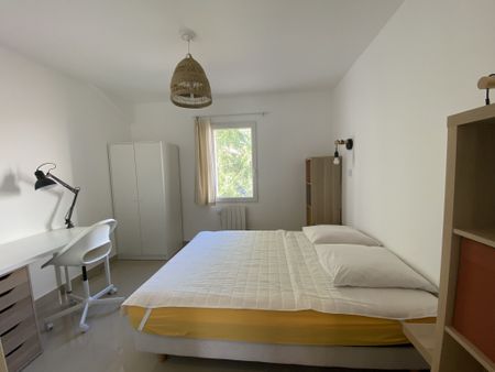 Appartement 3 pièces 53m2 MARSEILLE 10EME 1 380 euros - Photo 2