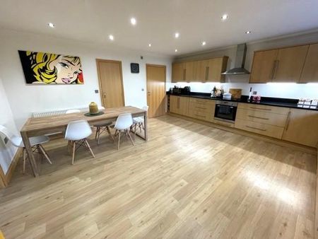 2 bedroom mews to rent - Photo 3