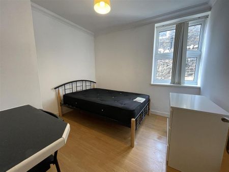 3 bedroom apartment to rent - Photo 2