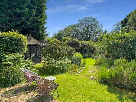 A charming three bedroom Grade II listed cottage, with large garden and annexe, set in the heart of the sought after village of Comberton. - Photo 5