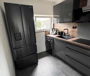 Frisch renovierte 2,5-Zimmer-Wohnung mit hochwertiger Einbauküche - Photo 1