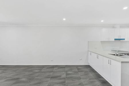 Brand New 2 Bedroom 2 Bathhrom Ground Floor Unit - Photo 3