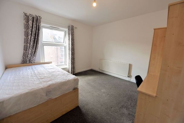 4 bedroom House in Burley Lodge Terrace, Leeds - Photo 1