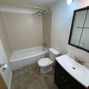 2 bedroom TOP FLOOR fully renovated suite!! Early move-in possible! - Photo 2