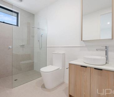 Modern Townhouse Living in the Heart of Maddingley - Photo 4