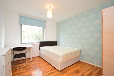 1 bedroom in a flat share to rent - Photo 2