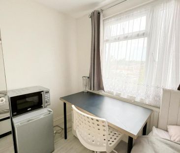 1 bedroom in a house share to rent - Photo 2