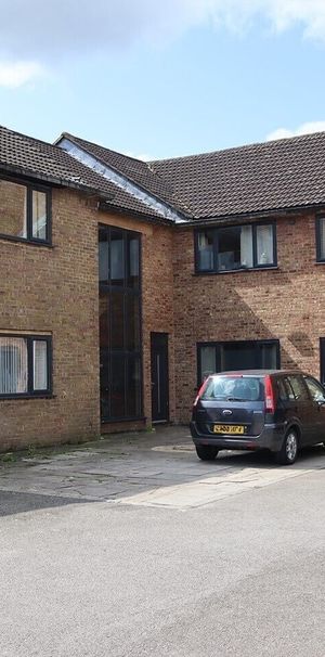 Stratton Road, Swindon - Photo 1