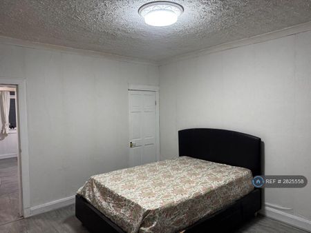 4 bedroom flat to rent - Photo 4