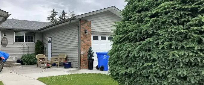 Private bedroom in beautiful bungalow | Calgary - Photo 1