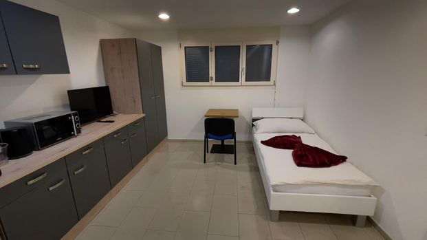 Per sofort zu Vermieten: Möblierte 1,5 Zimmerwohnung mit Dusche, ohne Küche - Photo 1