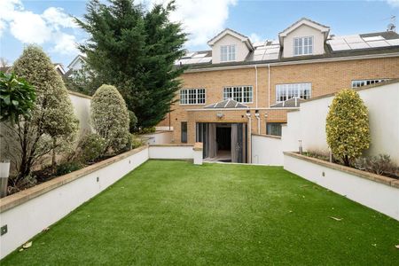 An impressive six bedroom modern family home close to Wimbledon Common. - Photo 3