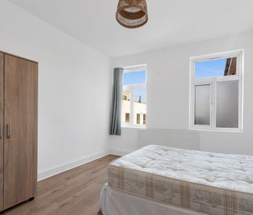 2 bedroom Flat To Let - Photo 5