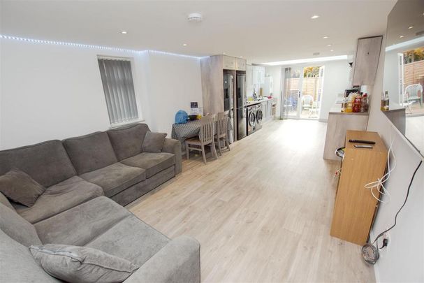 6 bedroom house to rent - Photo 1