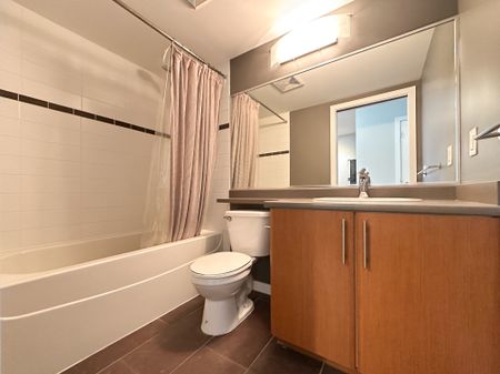 Bright 2 Bed High Rise Condo With False Creek Views - Photo 5