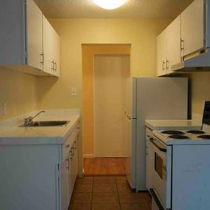 Charming 2 Bedroom, 1 Bath Unit for Rent - Photo 2