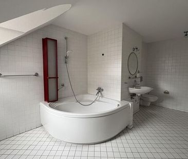 Charmante Dachgeschosswohnung mit Einbauküche in Meerane - Photo 2