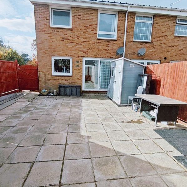 Japonica Close, Woking - 3 bedrooms Property for lettings - Seymours - Photo 1