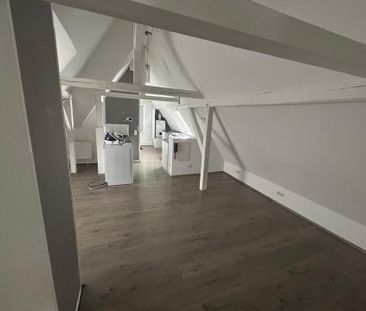 Gemütliche Dachgeschosswohnung mit Balkon & Einbauküche - Photo 1