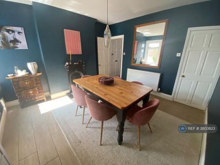 2 bedroom end of terrace house to rent - Photo 3