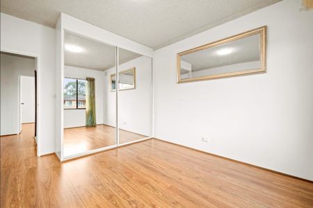 North-Facing Top-Floor 3 Bedrooms Retreat with Light, Space & Style - Photo 5