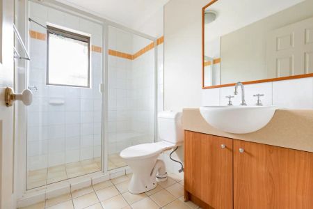 “Spacious & Modern 3-Bedroom Home Opposite Parkland” - Photo 5