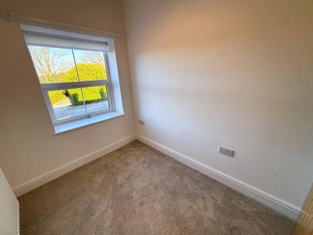 3 bedroom mid terrace to let - Photo 3