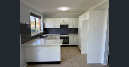 FRESHLY RENOVATED 3 BEDROOM TOWNHOUSE!! - Photo 5