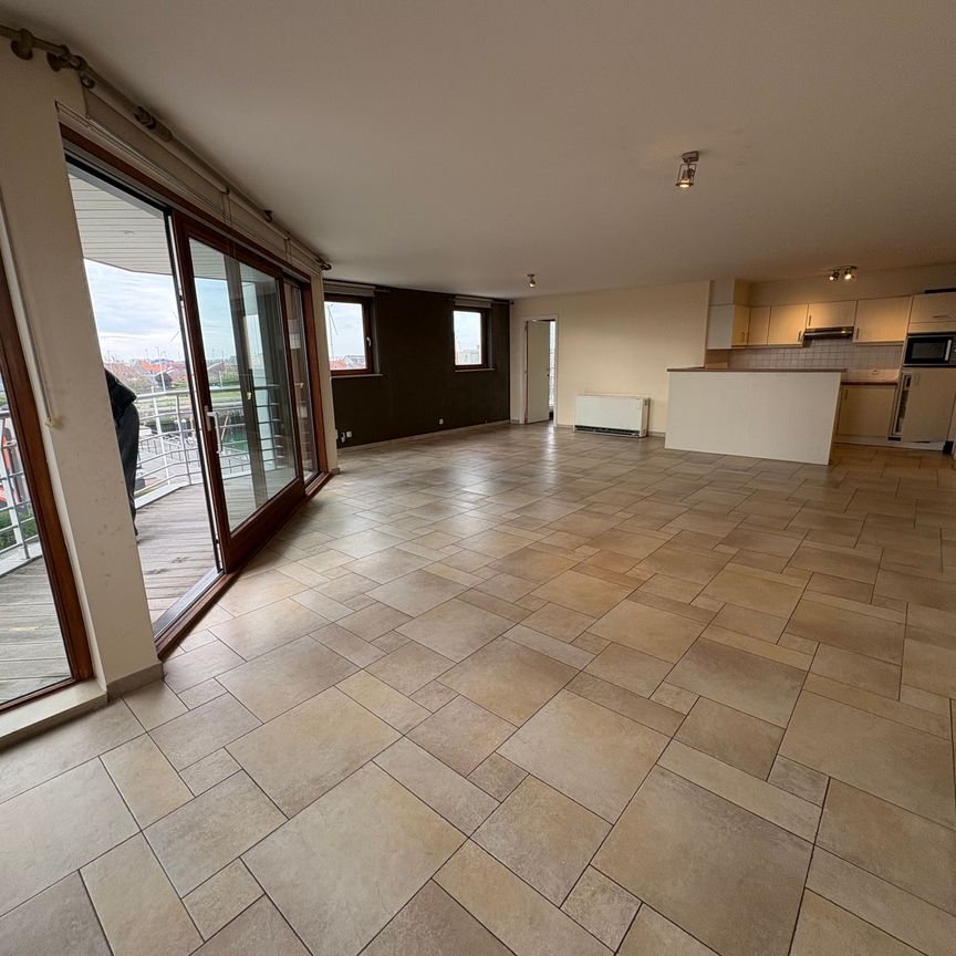 Heel ruim appartement met drie slaapkamers en twee terrassen te Zeebrugge. Mooi uitzicht op de Haven. - Photo 1