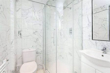 Bright two bedroom apartment in a period conversion - Photo 5