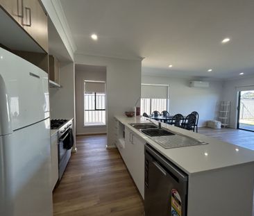 SELF CONTAINED ROOM WITH OWN EN-SUITE - INCLUSIVE OF ALL UTILITIES ! - Photo 3