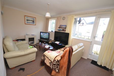 3 bed Flat for Rent - Photo 2