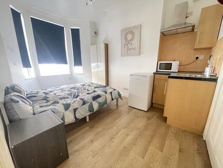 1 bedroom in a house share to rent - Photo 2