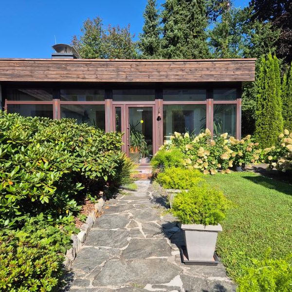 Großzügiger Bungalow mit Gebirgsblick und Außenpool im Herzen von Leonding! 250 m² WNFL, Grund 2.156 m², Doppelgarage! - Photo 1