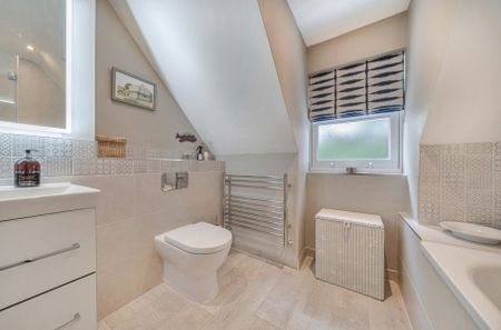 Tamerton Square, Woking, Surrey, GU22 - Photo 2