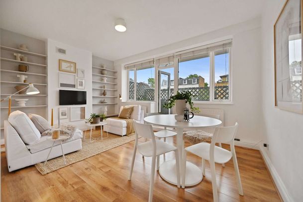 Smart newly refurbished 2 bedroom flat in this desirable 1930's block. - Photo 1